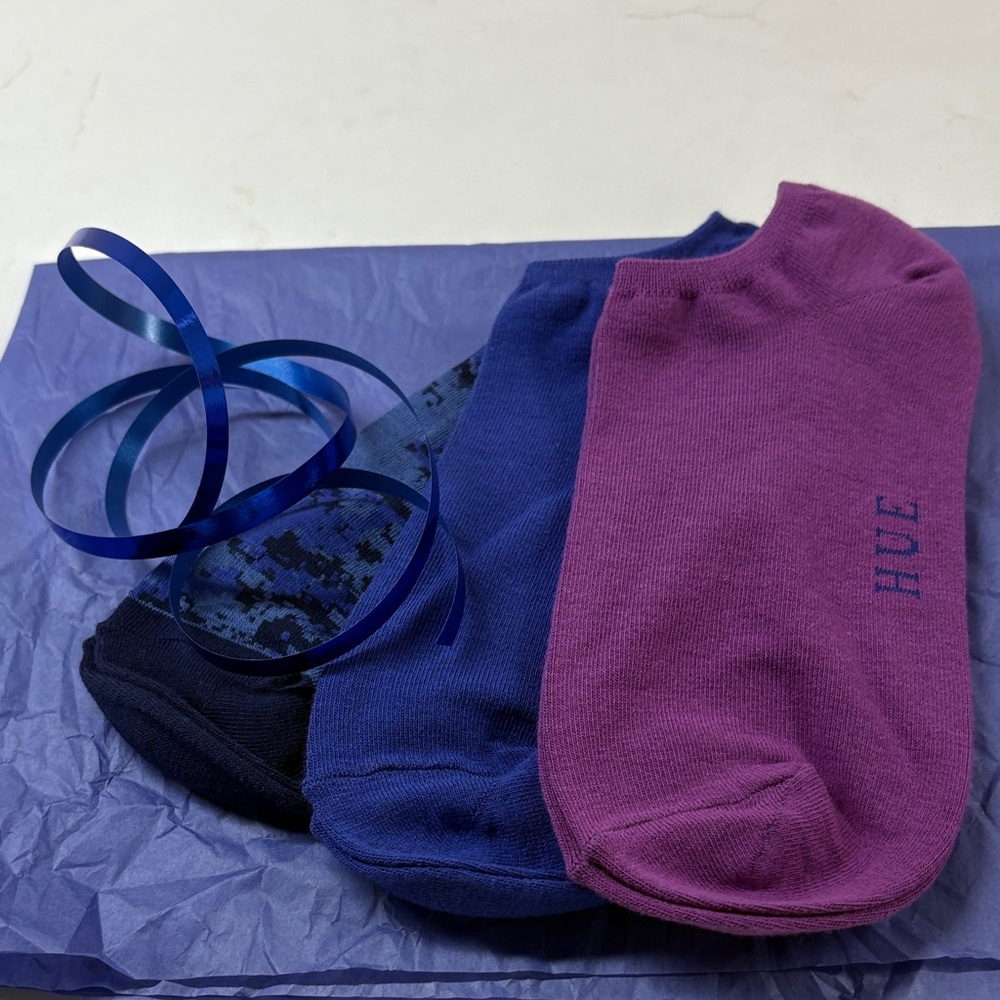 HUE NWOT Women’s Casual Socks in Purple and Blue Tones